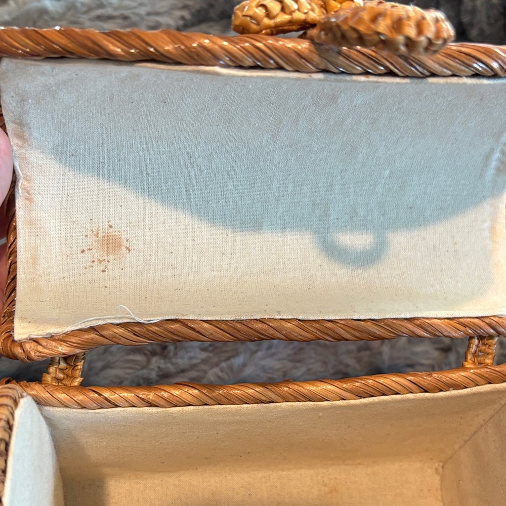 Elegant Woven Crossbody Bag in Tan - Picture 9 of 10
